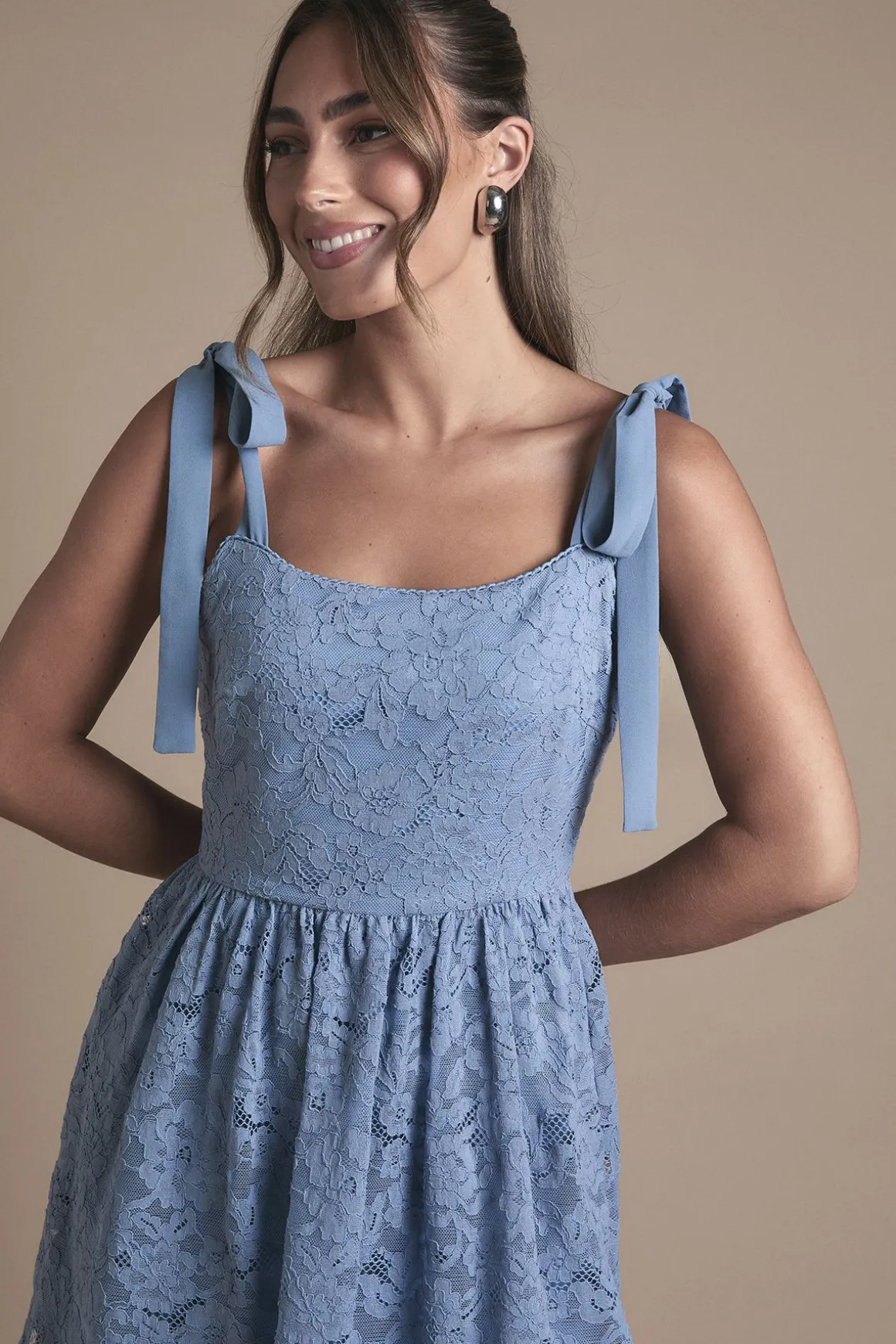 Robe Longue de Demoiselle d'Honneur Oasis à Dentelle et Volants