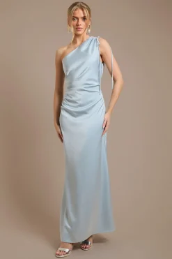 Robe Longue De Demoiselle D'honneur En Satin Bleu Clair À Une Épaule Avec Détails Froncés Sur Le Côté