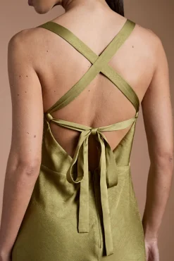 Robe Longue De Demoiselle D'honneur En Satin Olive Avec Bretelles Croisées Et Dos Noué