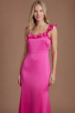 Robe Longue De Demoiselle D'honneur En Satin Rose Vif À Encolure Carrée Et Volants