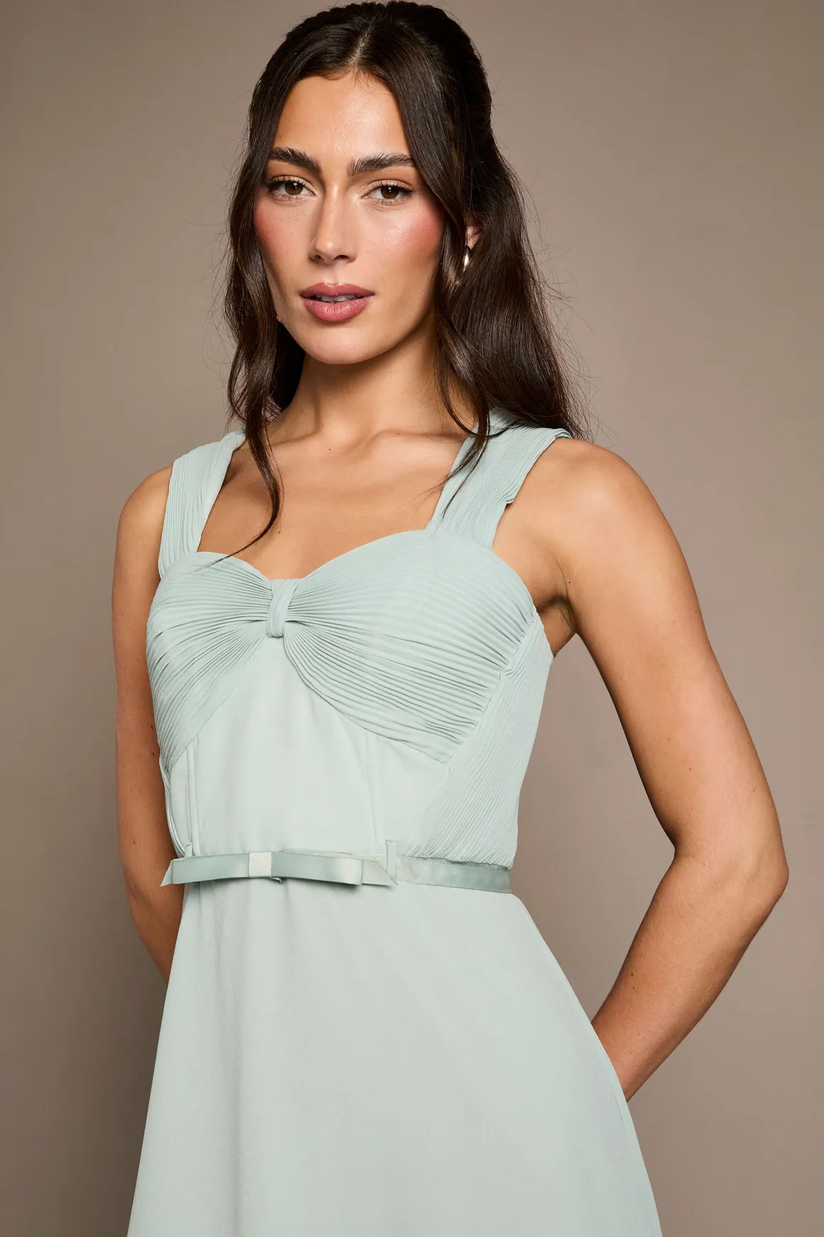 Robe Longue De Demoiselle D'honneur En Mousseline Plissée Avec Nœud Aux Manches