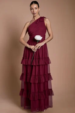 Robe Longue De Demoiselle D'honneur Bordeaux En Mesh Plissé À Une Épaule Avec Volants Étagés