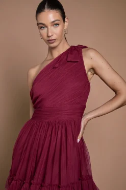 Robe Longue De Demoiselle D'honneur Bordeaux En Mesh Plissé À Une Épaule Avec Volants Étagés