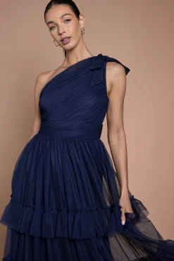 Robe Longue De Demoiselle D'honneur Plissée En Mesh Bleu Marine À Une Épaule Avec Volants Étagés