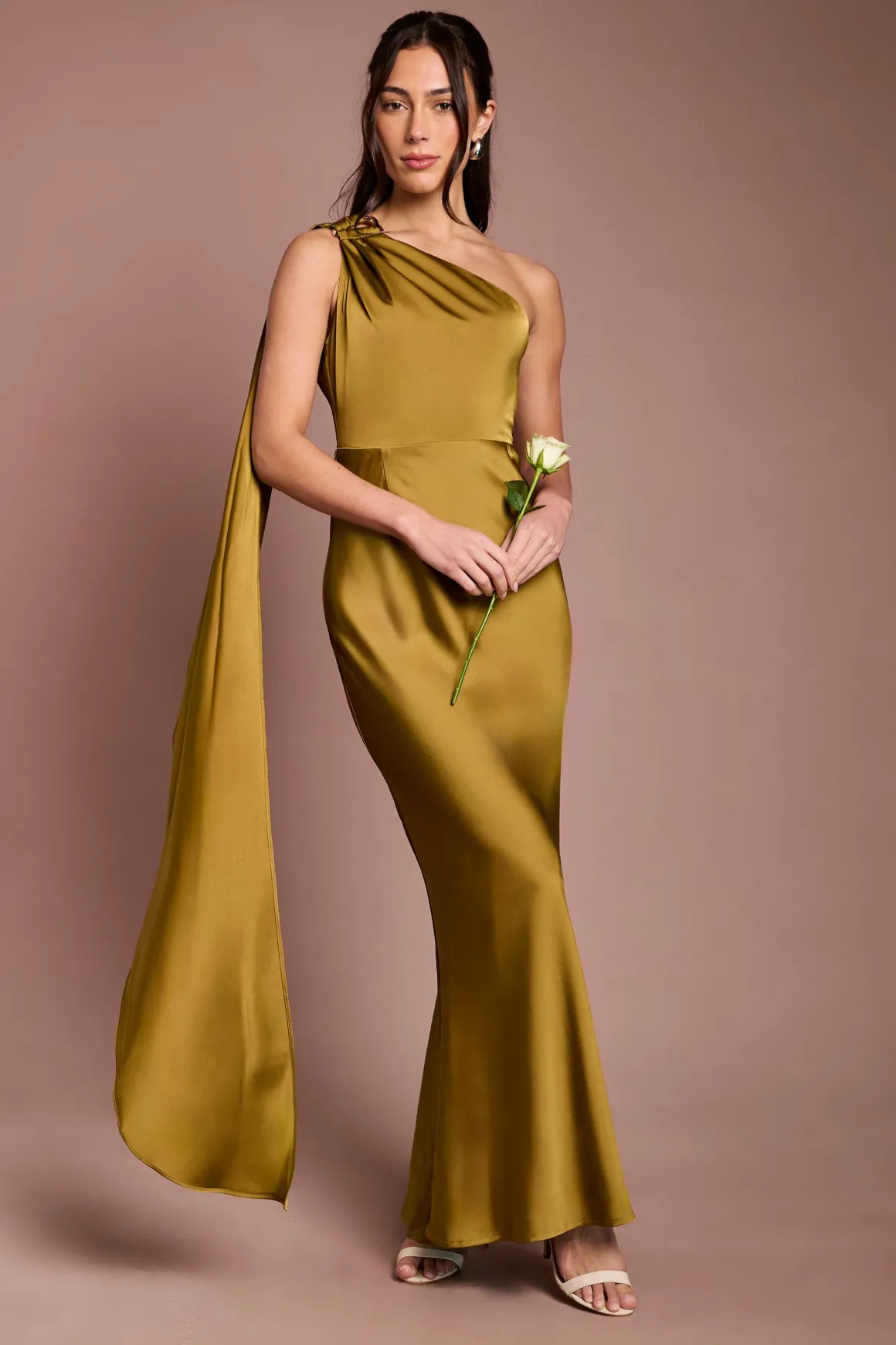 Robe Longue de Demoiselle d'Honneur en Satin Asymétrique avec Finitions Dorées