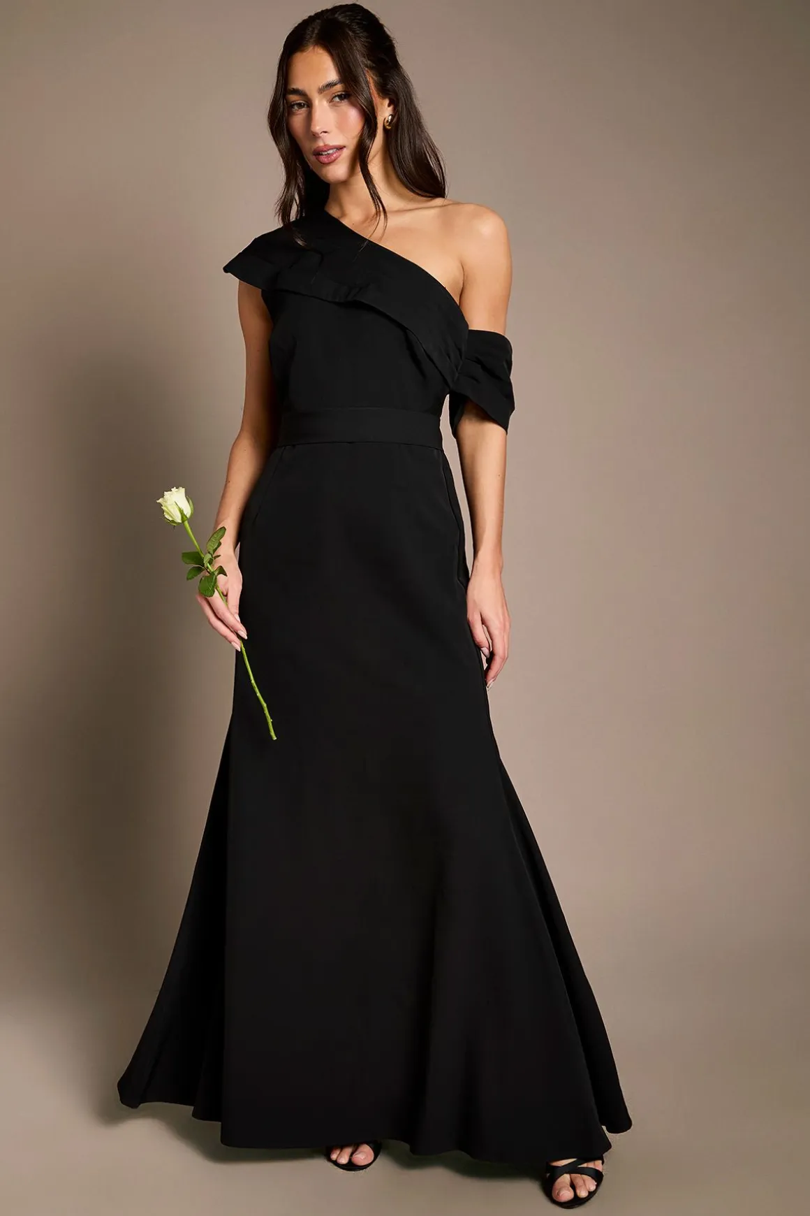 Robe Longue De Demoiselle D'honneur Asymétrique En Crêpe Avec Col Montant