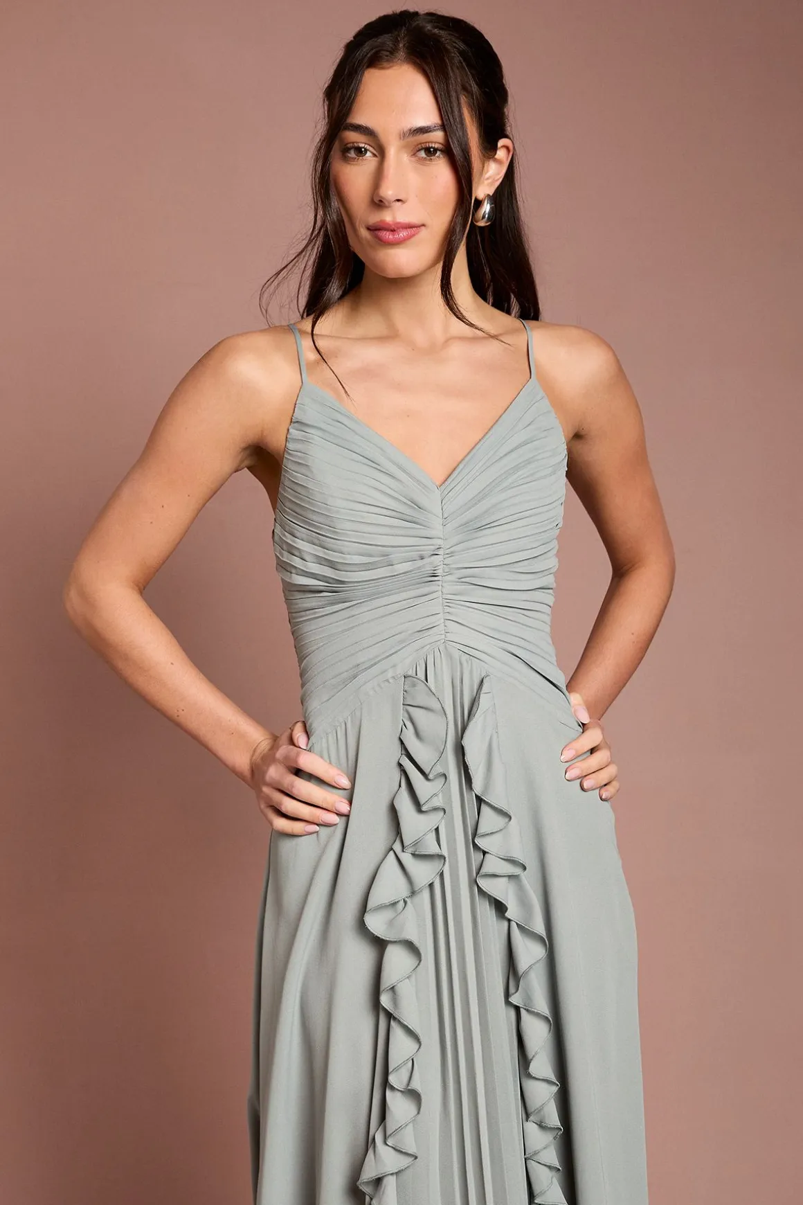 Robe Longue De Demoiselle D'honneur À Col En V Avec Détails Plissés