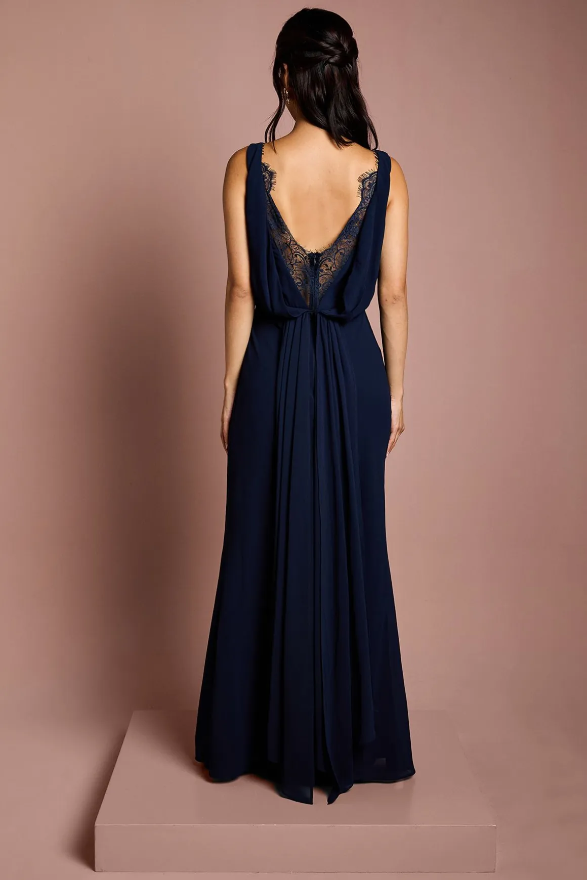 Robe Longue de Demoiselle d'Honneur en Satin avec Détail Dentelle au Dos