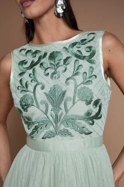 Robe Longue De Demoiselle D'honneur À Broderies Florales Linéaires