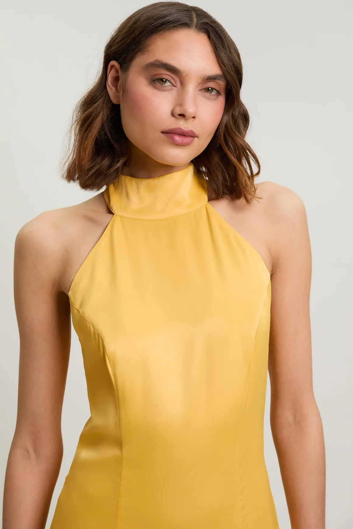 Robe Longue Dos Nu En Viscose Satinée Avec Détail Volant