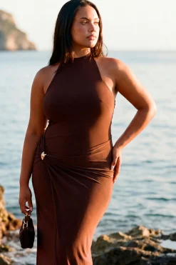 boohoo Robe Longue Drapée Grande Taille À Dos Nageur Avec Détail Doré<Femme Robes De Soirée|Toutes Les Robes