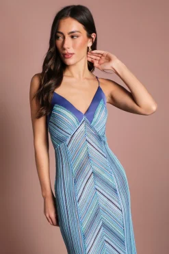 Robe Longue En Crochet Avec Finitions En Satin