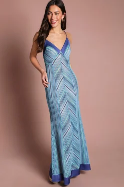 Robe Longue En Crochet Avec Finitions En Satin