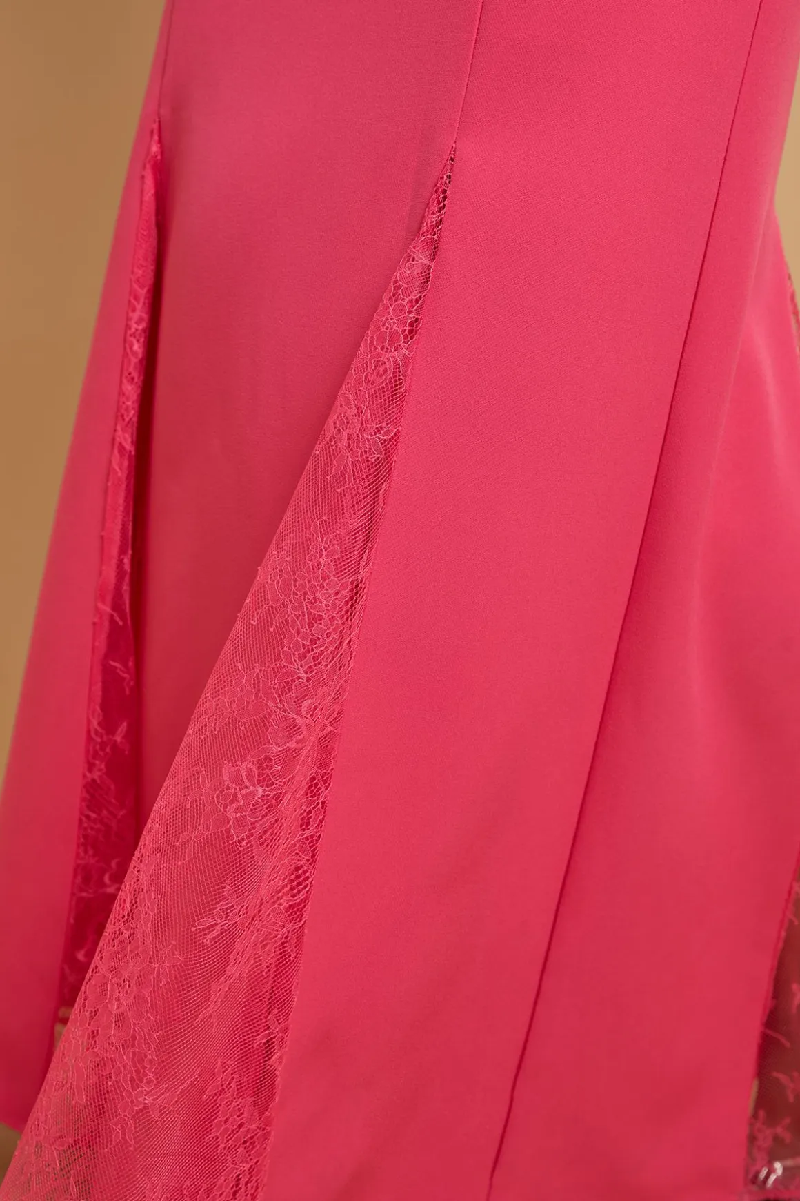 Robe Longue En Crêpe Avec Godets En Dentelle