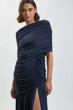 Robe Longue En Crêpe Fluide Avec Détail De Cape Froncée