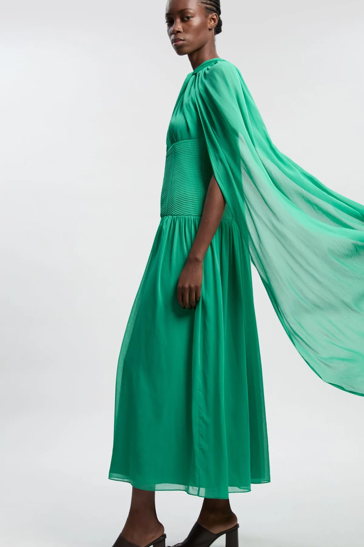 KarenMillen Robe Longue En Georgette Froissée Avec Cape Et Col Licou Torsadé<Femme Robes|Robes De Soirée Chic