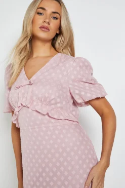 Robe Longue En Mousseline DP Luxe Avec Détail Volants À La Taille