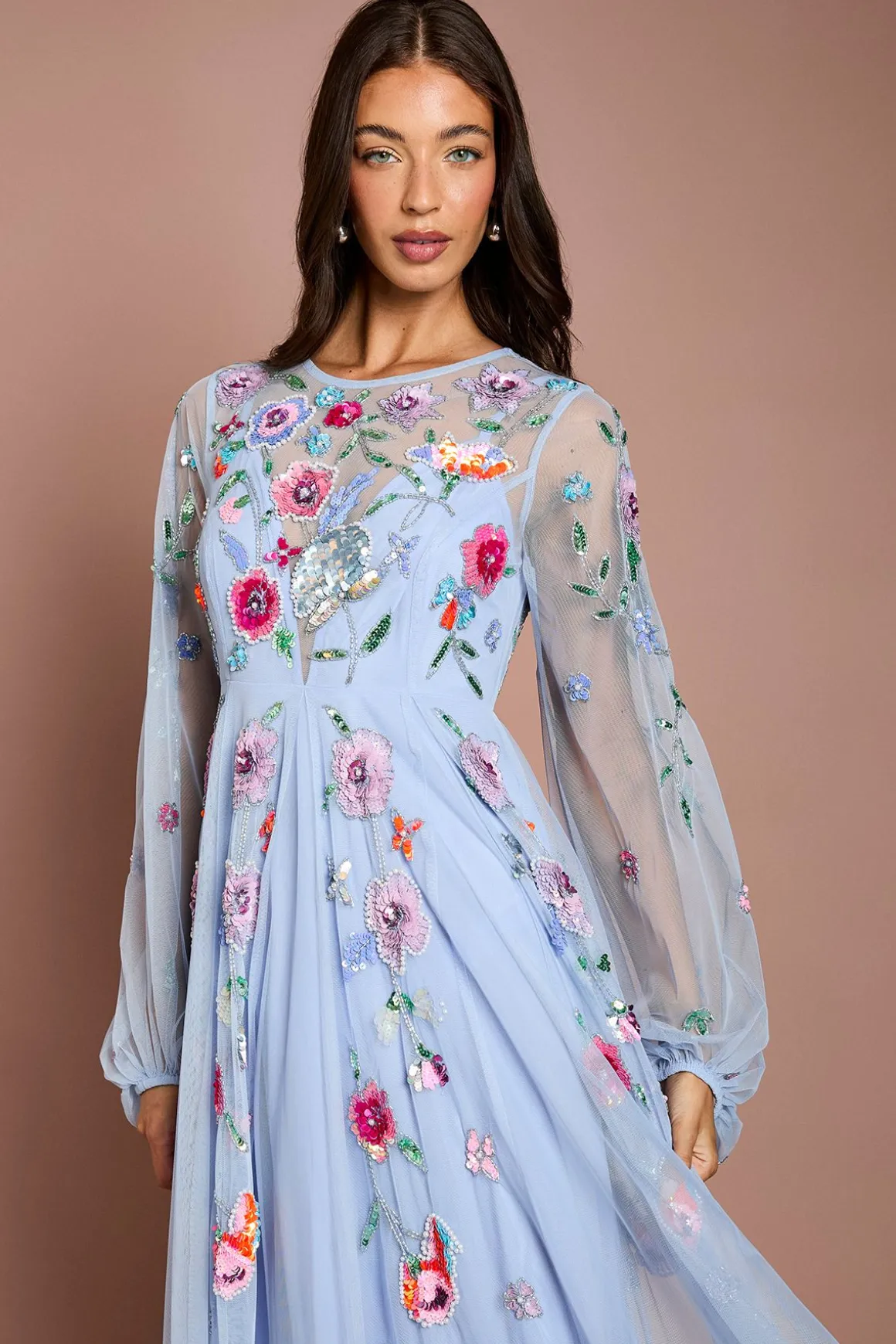 Robe Longue En Mousseline Ornée De Broderies