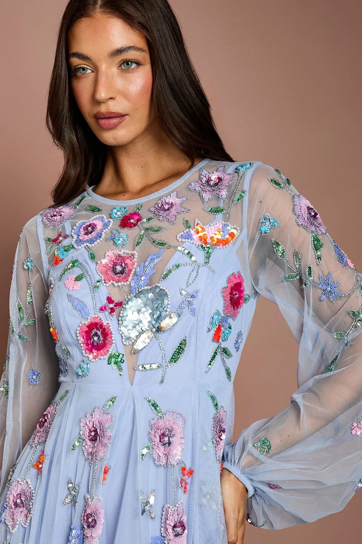 Robe Longue En Mousseline Ornée De Broderies