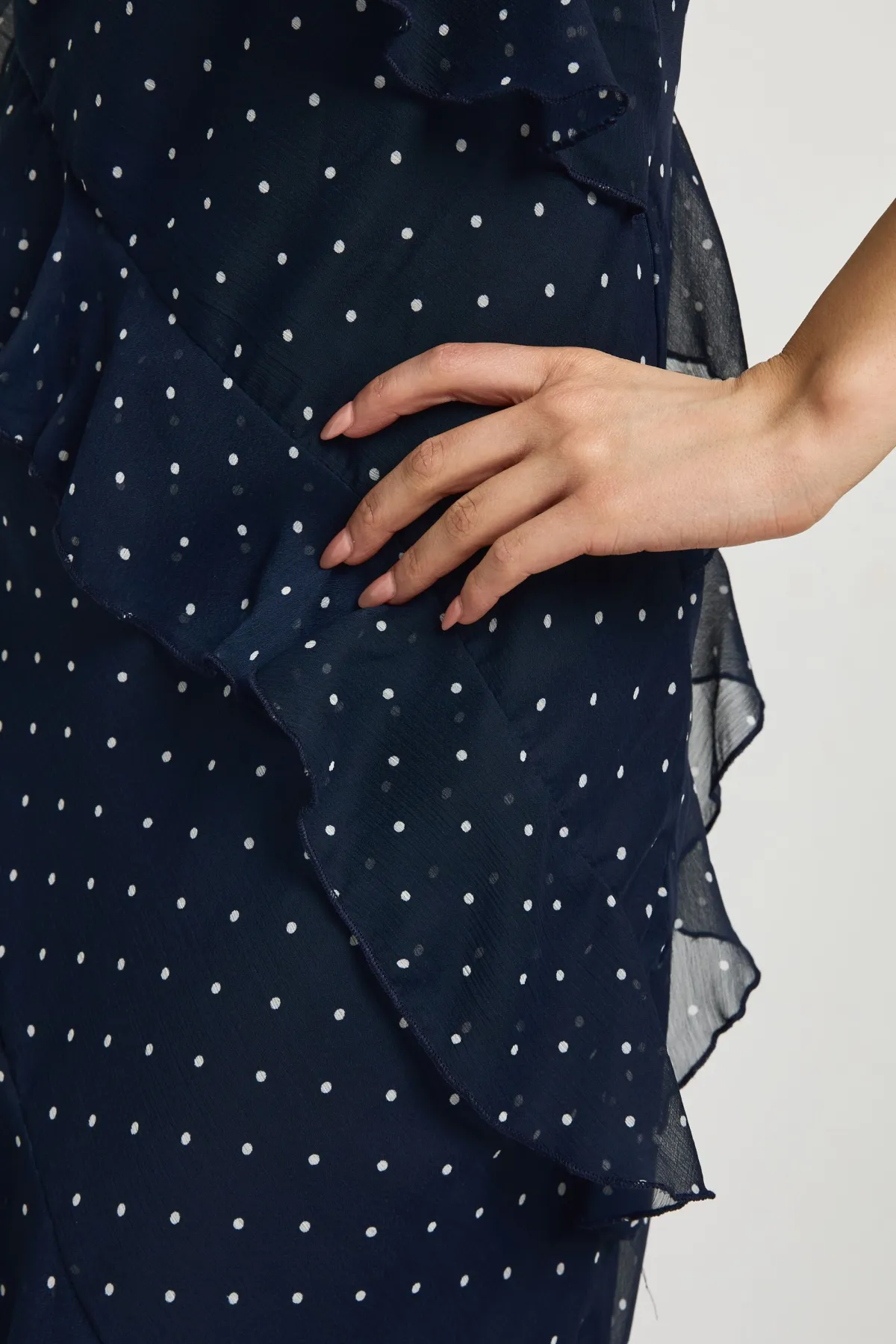 boohoo Robe Longue En Mousseline À Pois Avec Volants Et Bretelles<Femme Pois|Robes