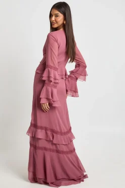 boohoo Robe Longue en Mousseline à Volants avec Détails de Dentelle<Femme Satin Et Dentelle|Robes À Manches Longues