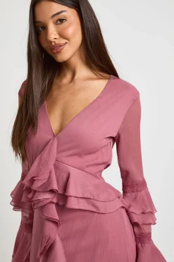 boohoo Robe Longue en Mousseline à Volants avec Détails de Dentelle<Femme Satin Et Dentelle|Robes À Manches Longues