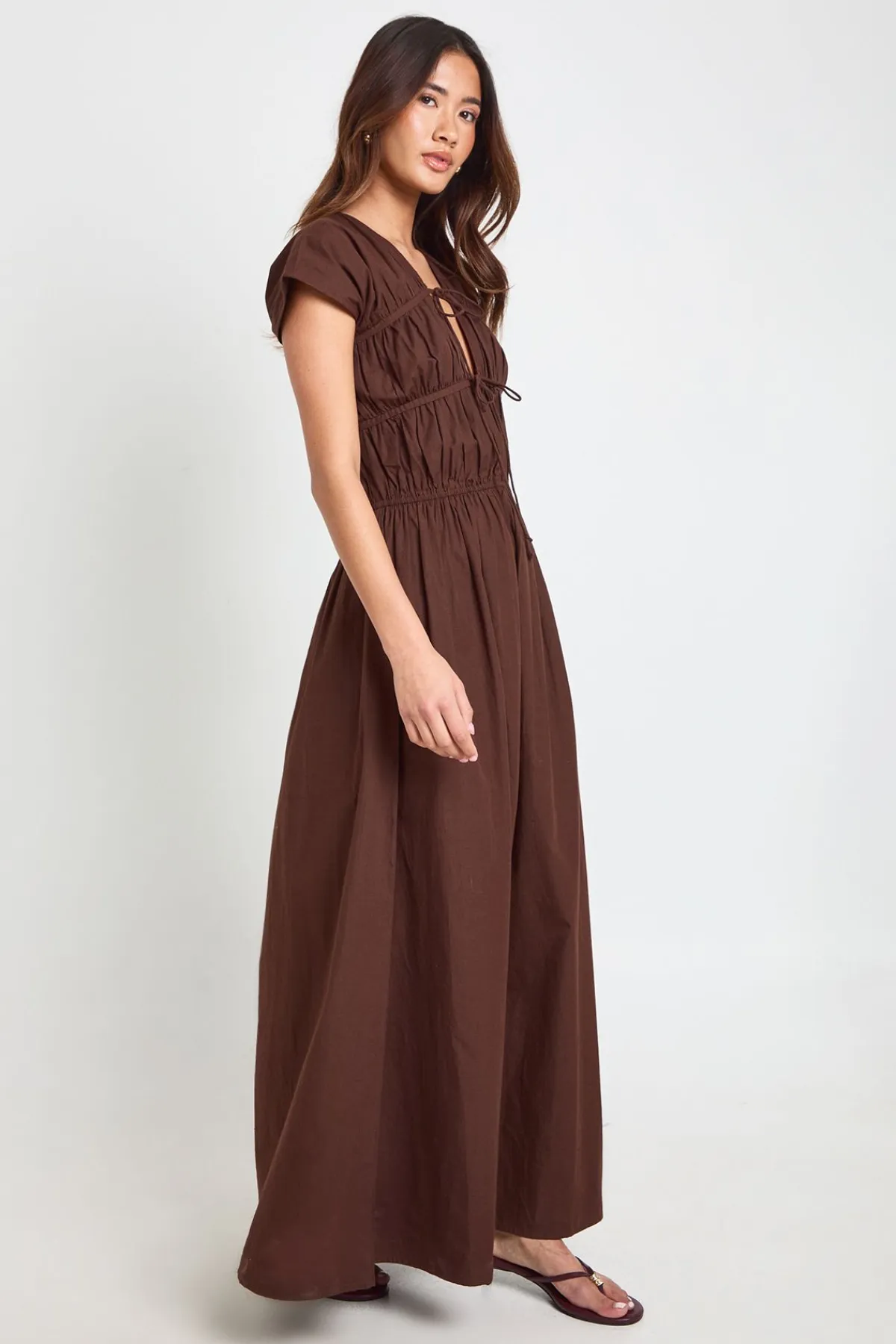 boohoo Robe Longue En Popeline De Coton Avec Fronces Devant Et Lien Noué<Femme Looks Chocolat|Robes Patineuses