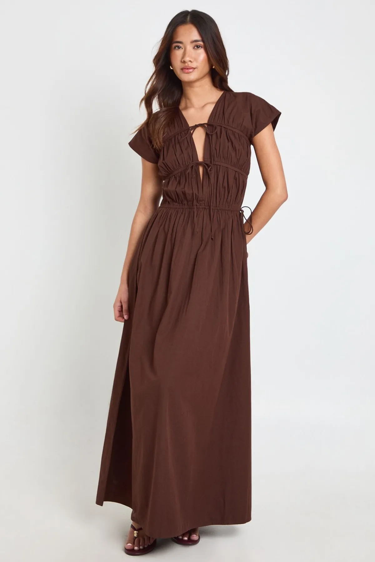 boohoo Robe Longue En Popeline De Coton Avec Fronces Devant Et Lien Noué<Femme Looks Chocolat|Robes Patineuses