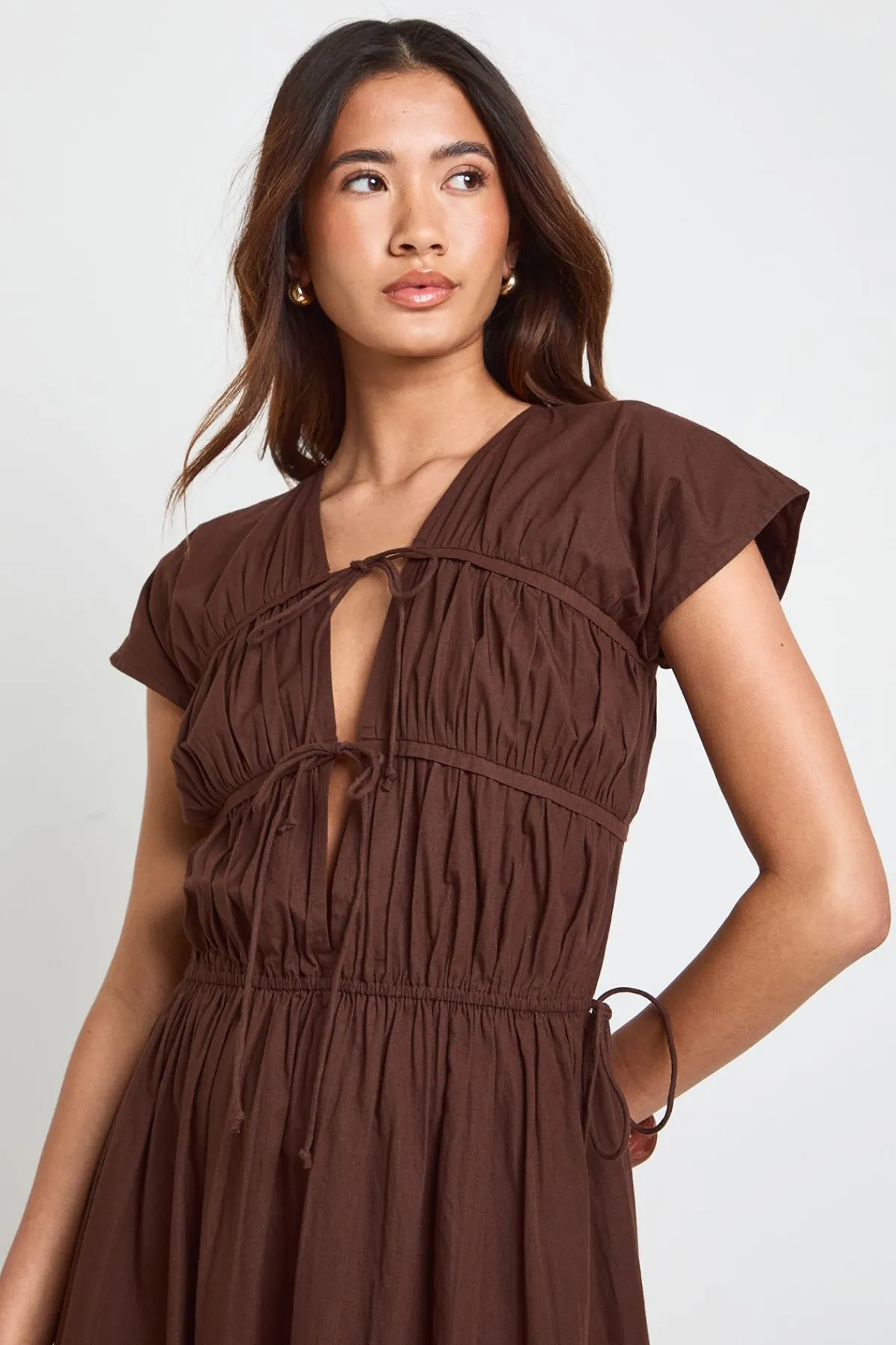 boohoo Robe Longue En Popeline De Coton Avec Fronces Devant Et Lien Noué<Femme Looks Chocolat|Robes Patineuses