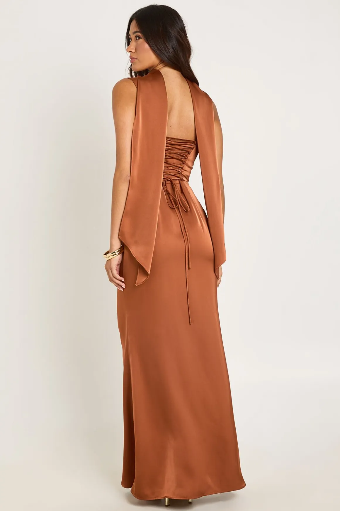 Robe Longue En Satin Avec Détail Corset Et Foulard Au Cou