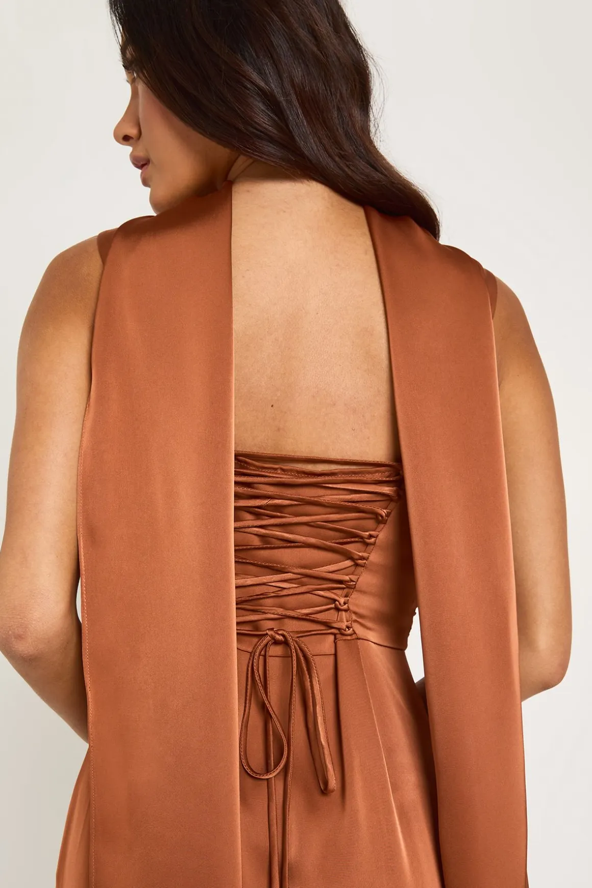 Robe Longue En Satin Avec Détail Corset Et Foulard Au Cou