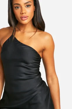 Robe longue en satin à bretelles asymétriques