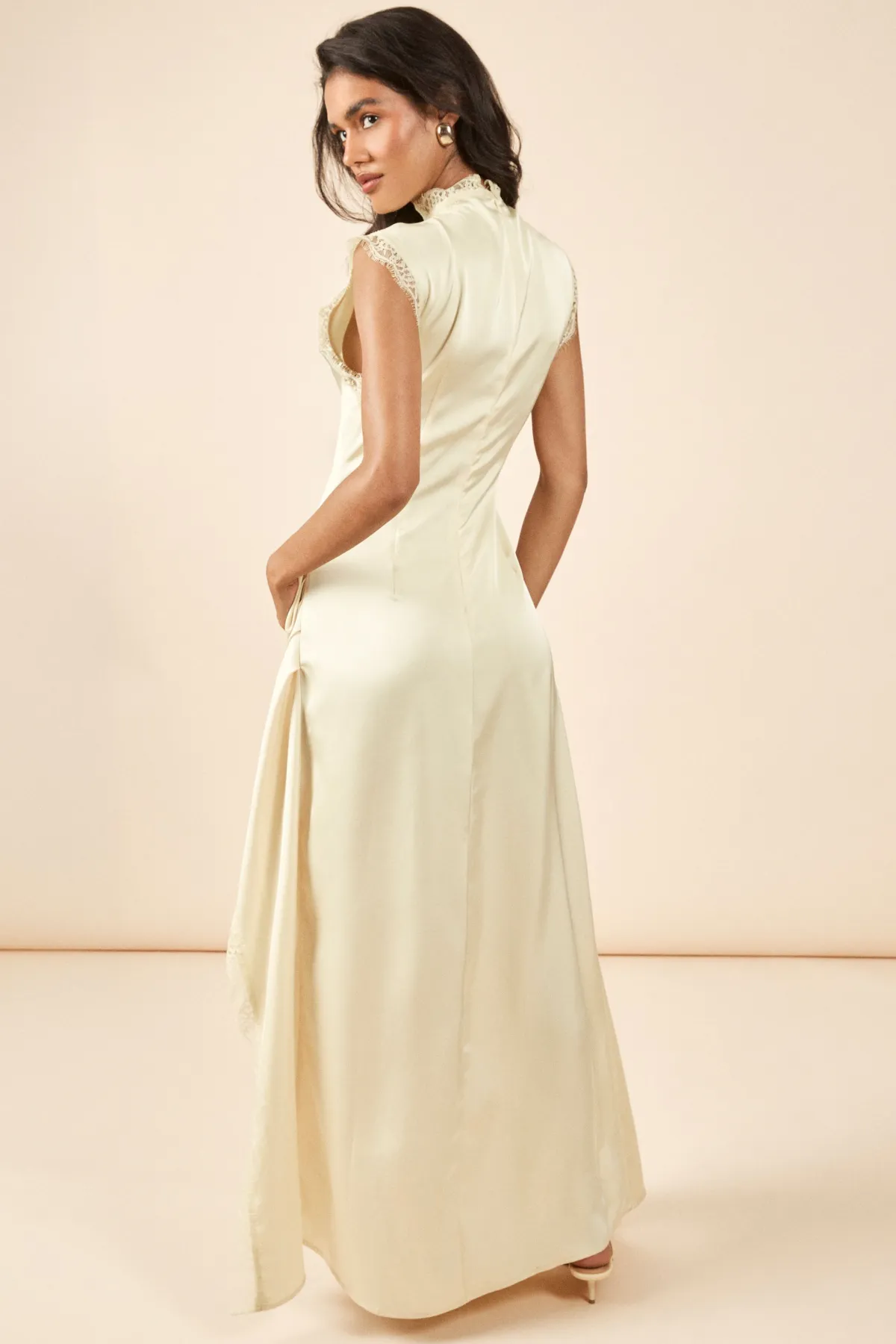 boohoo Robe Longue En Satin Col Montant Avec Bordure En Dentelle<Femme Robes Demoiselles D'Honneur|Satin Et Dentelle