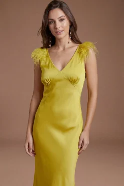 Robe Longue En Satin Col V Avec Détail D'épaules À Plumes