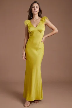 Robe Longue En Satin Col V Avec Détail D'épaules À Plumes