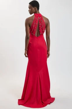 Robe Longue En Satin À Encolure Américaine Ornée De Cristaux