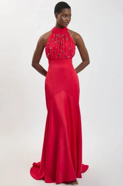 Robe Longue En Satin À Encolure Américaine Ornée De Cristaux