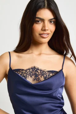 Robe longue en satin et dentelle à encolure drapée