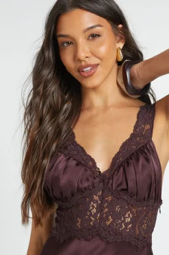 Robe Longue En Satin Froissé Et Dentelle
