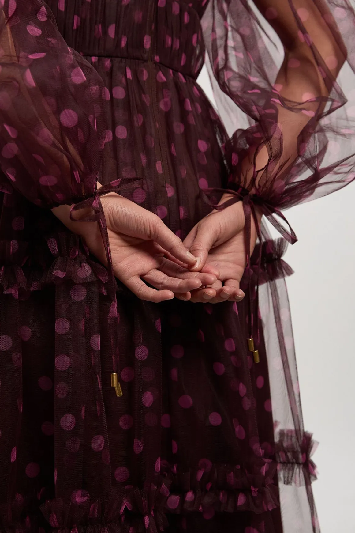 Robe Longue en Tulle à Pois avec Décolleté Plongeant et Manches Bouffantes