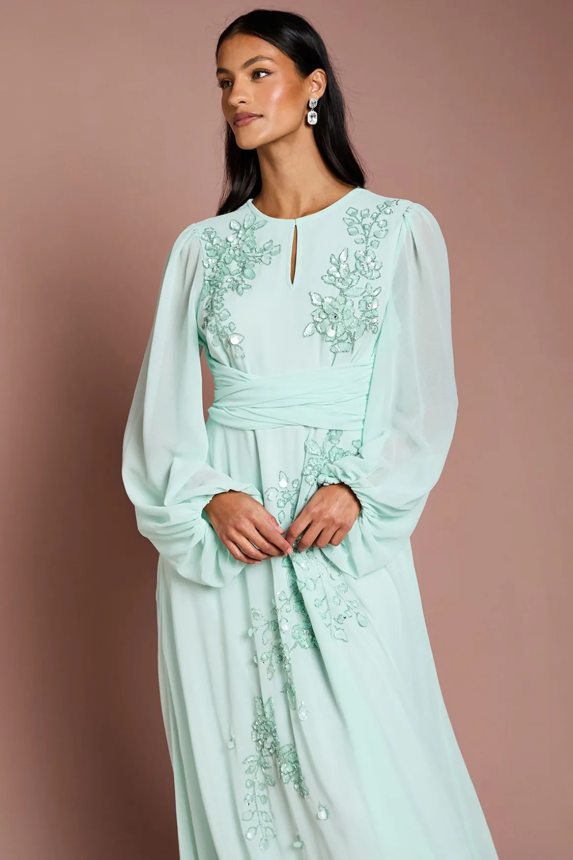 Robe Longue Florale Ornementée À Manches Longues Et Taille Portefeuille Petite Taille