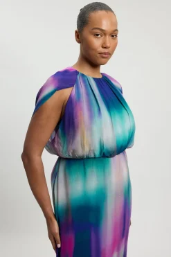 Robe Longue Grande Taille En Georgette Crêpée À Imprimé Flou Avec Cape