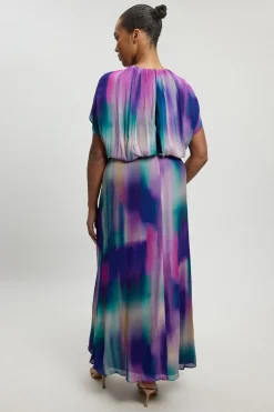 Robe Longue Grande Taille En Georgette Crêpée À Imprimé Flou Avec Cape