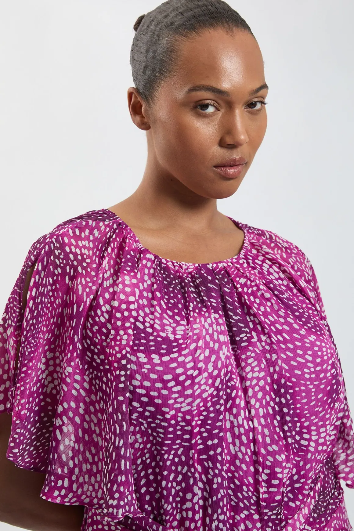 Robe Longue Grande Taille En Georgette De Viscose Imprimé À Pois Avec Manches Cape Et Volants