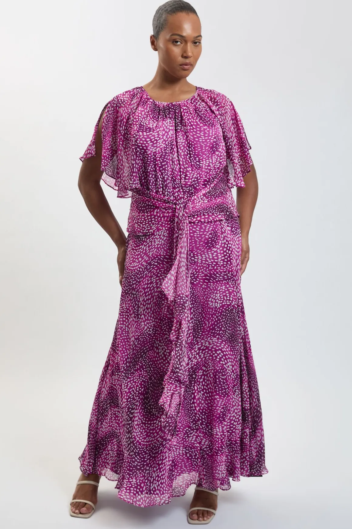 Robe Longue Grande Taille En Georgette De Viscose Imprimé À Pois Avec Manches Cape Et Volants