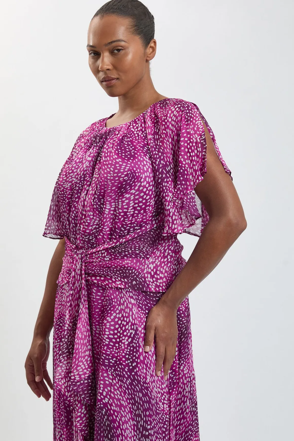 Robe Longue Grande Taille En Georgette De Viscose Imprimé À Pois Avec Manches Cape Et Volants