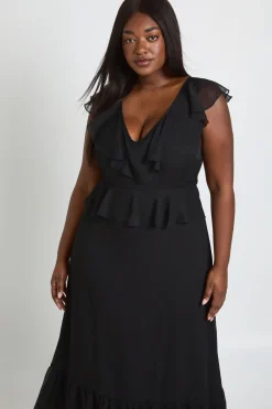 boohoo Robe Longue Grande Taille En Mousseline À Volants Et Décolleté Plongeant<Femme Toutes Les Robes|Robes Longues