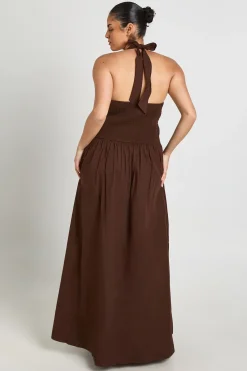 boohoo Robe Longue Grande Taille En Popeline De Coton À Col Licou Et Plis<Femme Looks Chocolat|Robes
