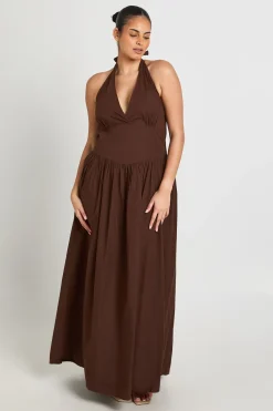 boohoo Robe Longue Grande Taille En Popeline De Coton À Col Licou Et Plis<Femme Looks Chocolat|Robes