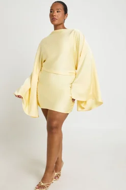 Robe Longue Grande Taille En Satin Sans Manches Avec Détail Froncé Aux Épaules